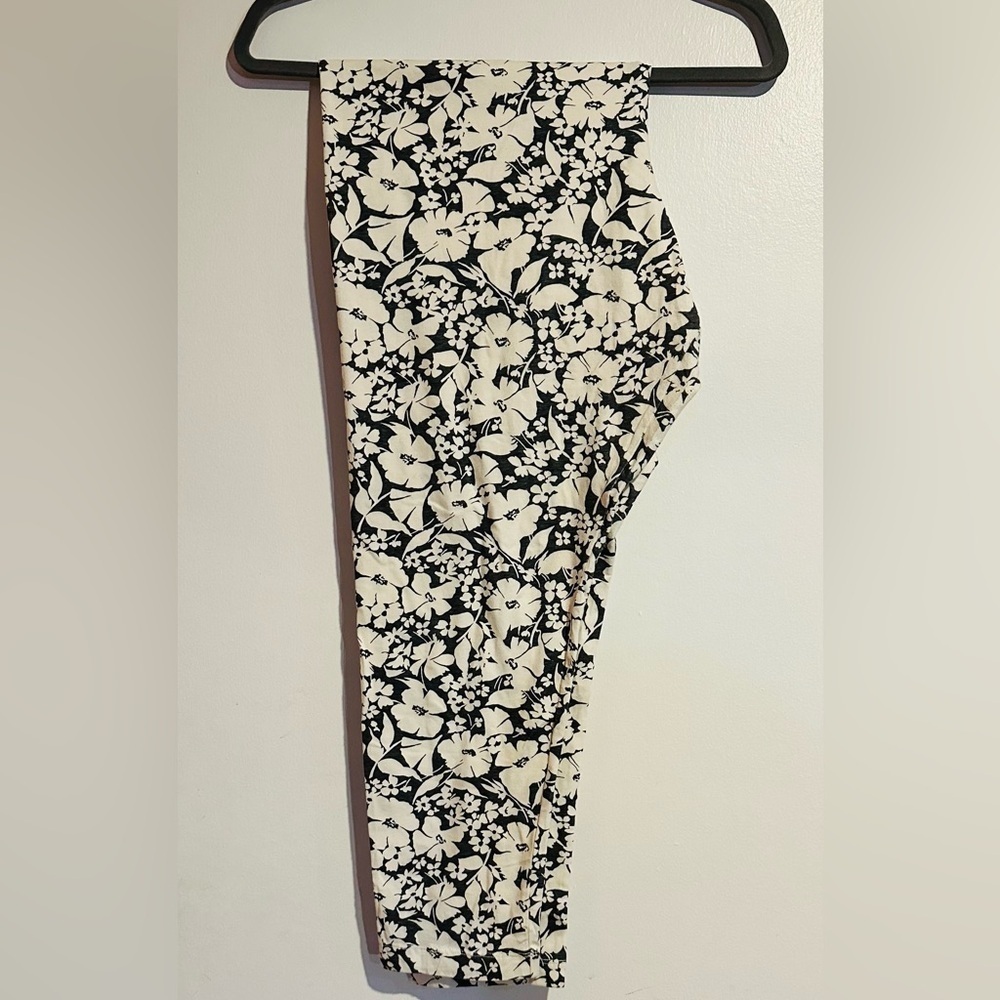 Old Navy Gret and White Floral Leggings Size XXL